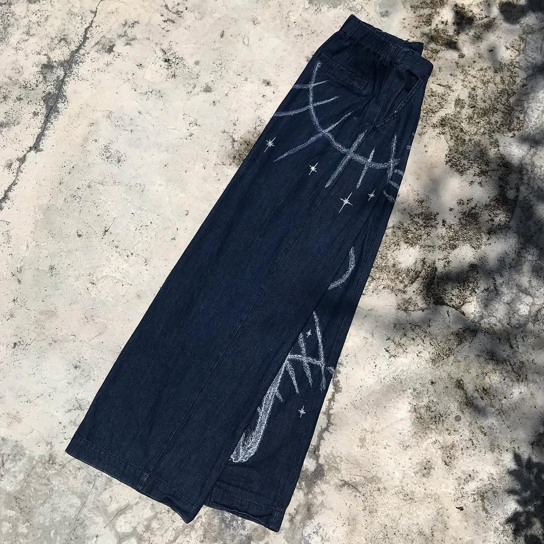 Hand-painted jeans side